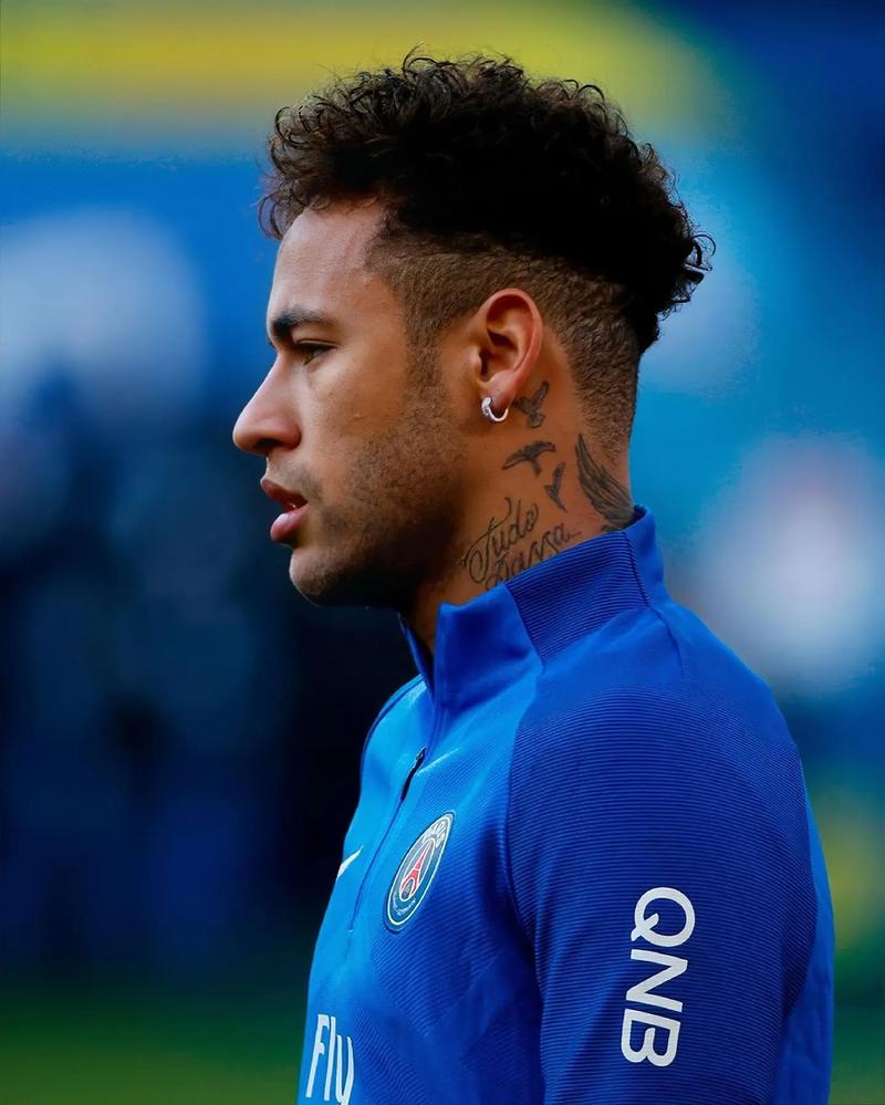 凭借